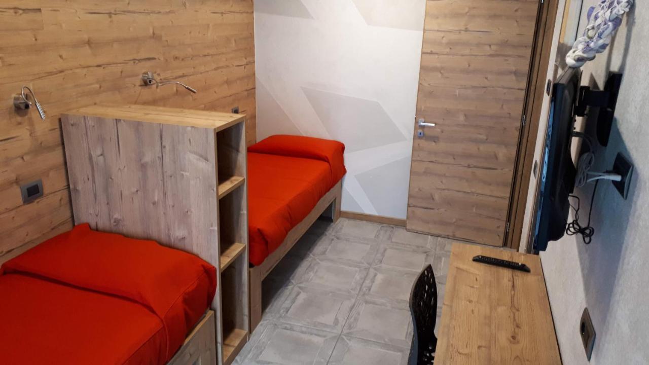 Hotel Bed & Rooms , Corte Rossa -1 Min Walk To Bernina Express Tirano Ngoại thất bức ảnh
